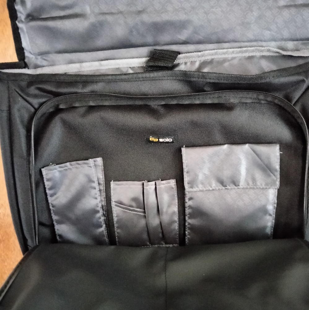 Solo Active Messenger Bag NWT Protects Laptops UpTo 15.6" - Picture 4 of 5